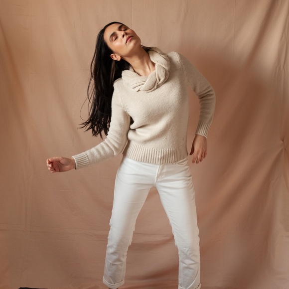 Cozy sweater with a beautiful crew neck - Picture 1 of 2